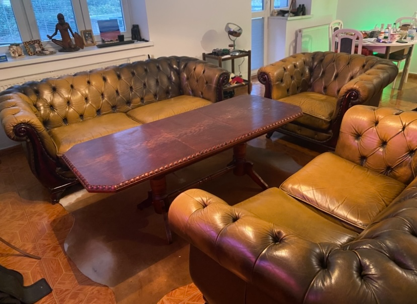 Kožený set Chesterfield, kancelářská židle, stolek