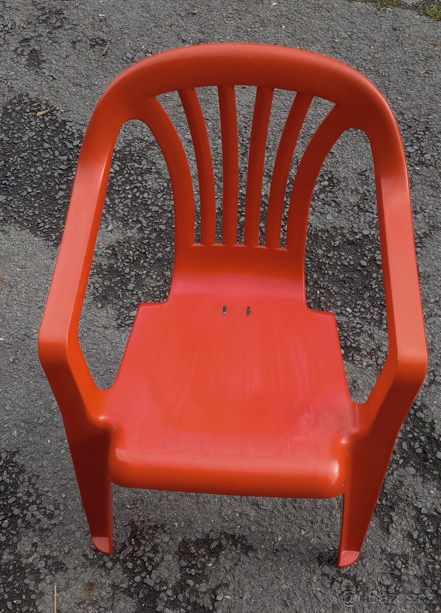 Dětská plastová židle