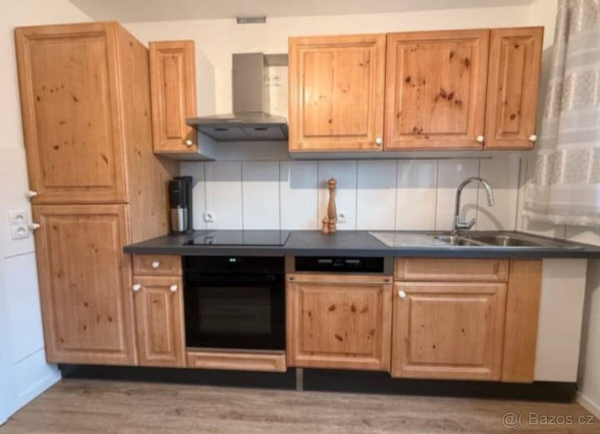 Pěkná kuchyňská linka z masivu s vitrínou a spotřebiči,5645