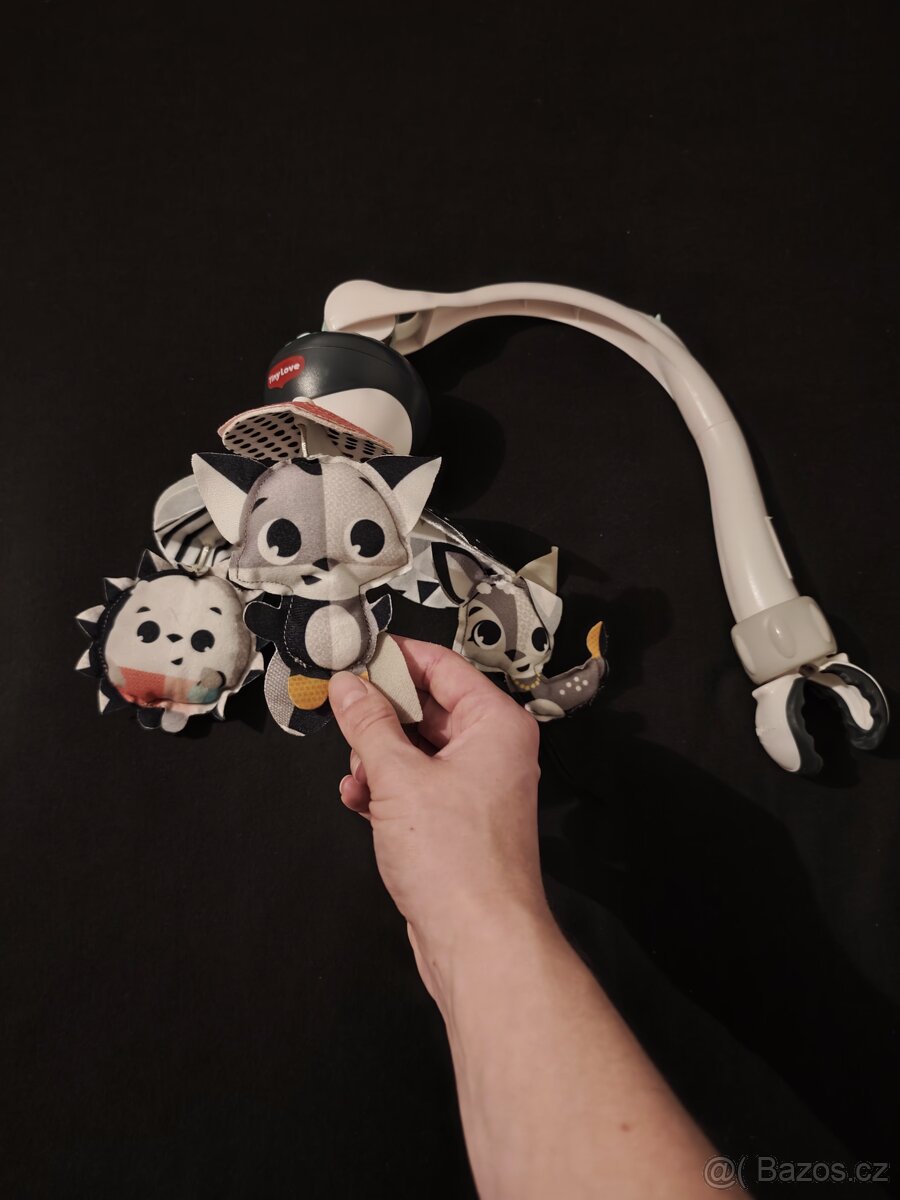 Dětský kolotoč nad postýlku