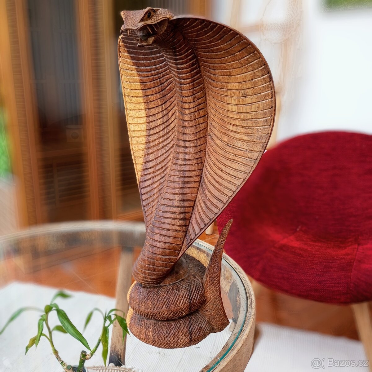 dřevěná vyřezávaná velká kobra