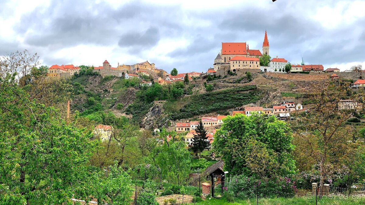 Dvoupatrové chata se zahradou, Kraví hora, naproti Rotundě