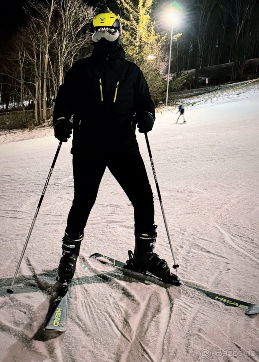 Lyže, helma, boty