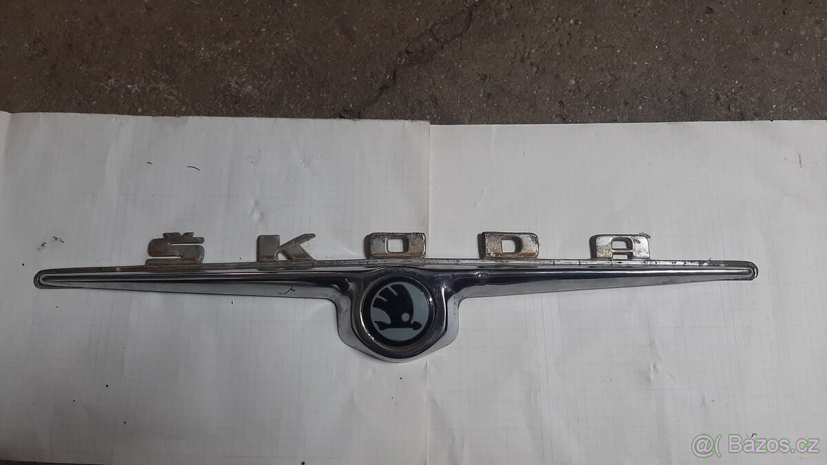 Přední znak s nápisem Škoda 1000 MB