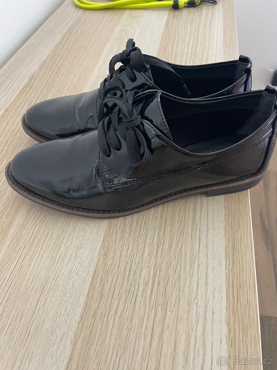 Černé lakýrky dámské