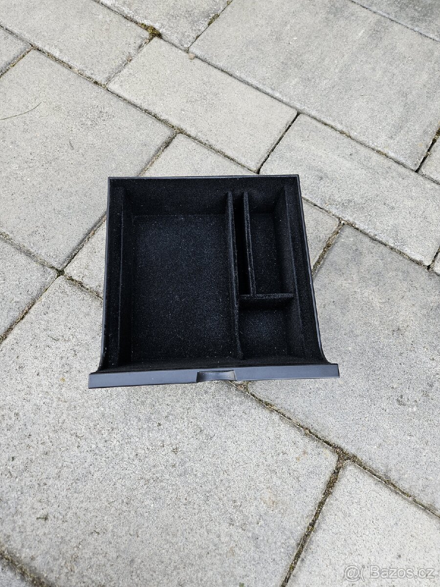 Šuplík pro Tesla model 3