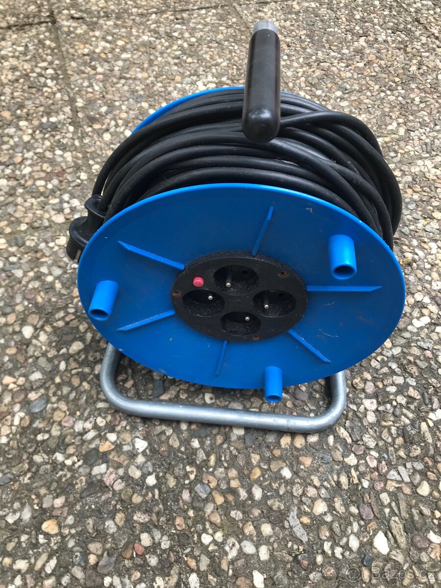 Prodlužovací kabel na bubnu 50m