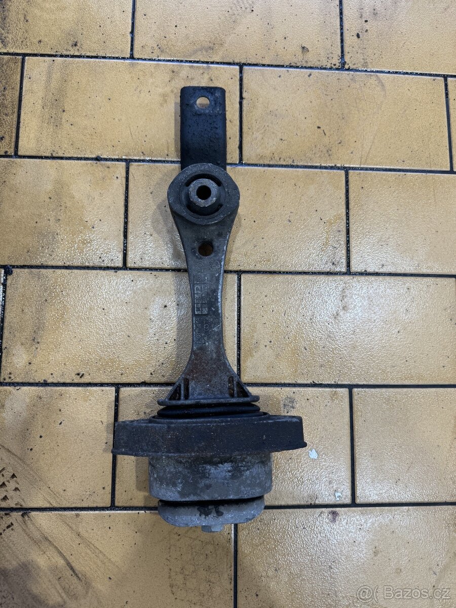 1J0199851 Reakční vzpěra motoru