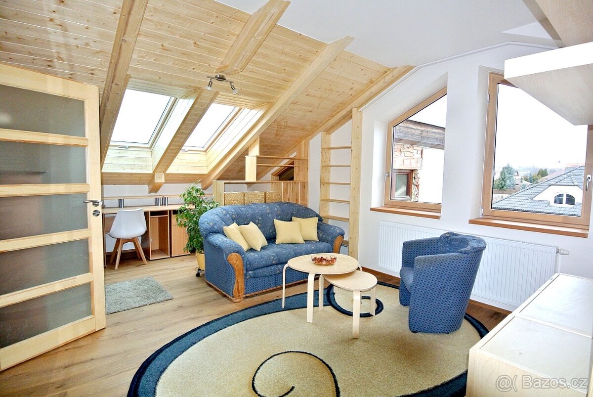 Pokrovní byt 2+1, 56 m2, zařízený, Praha 4 Šeberov