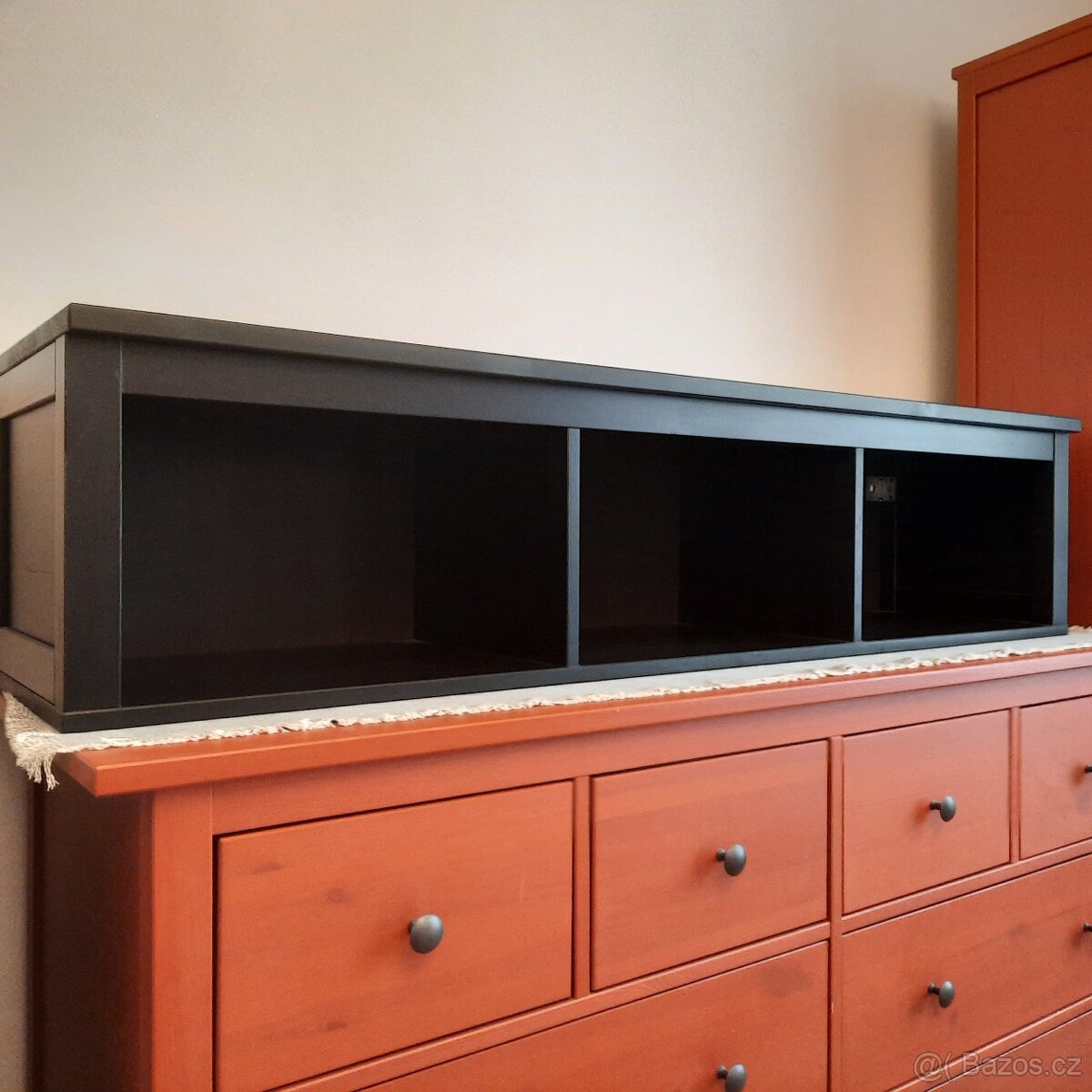 Závěsná černá police IKEA
