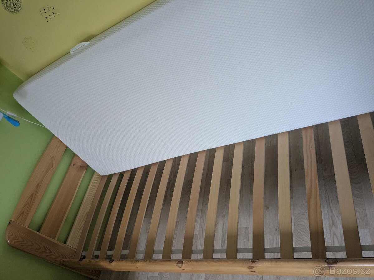 Dětská postel včetně matrace a roštu, jako nová 80x200
