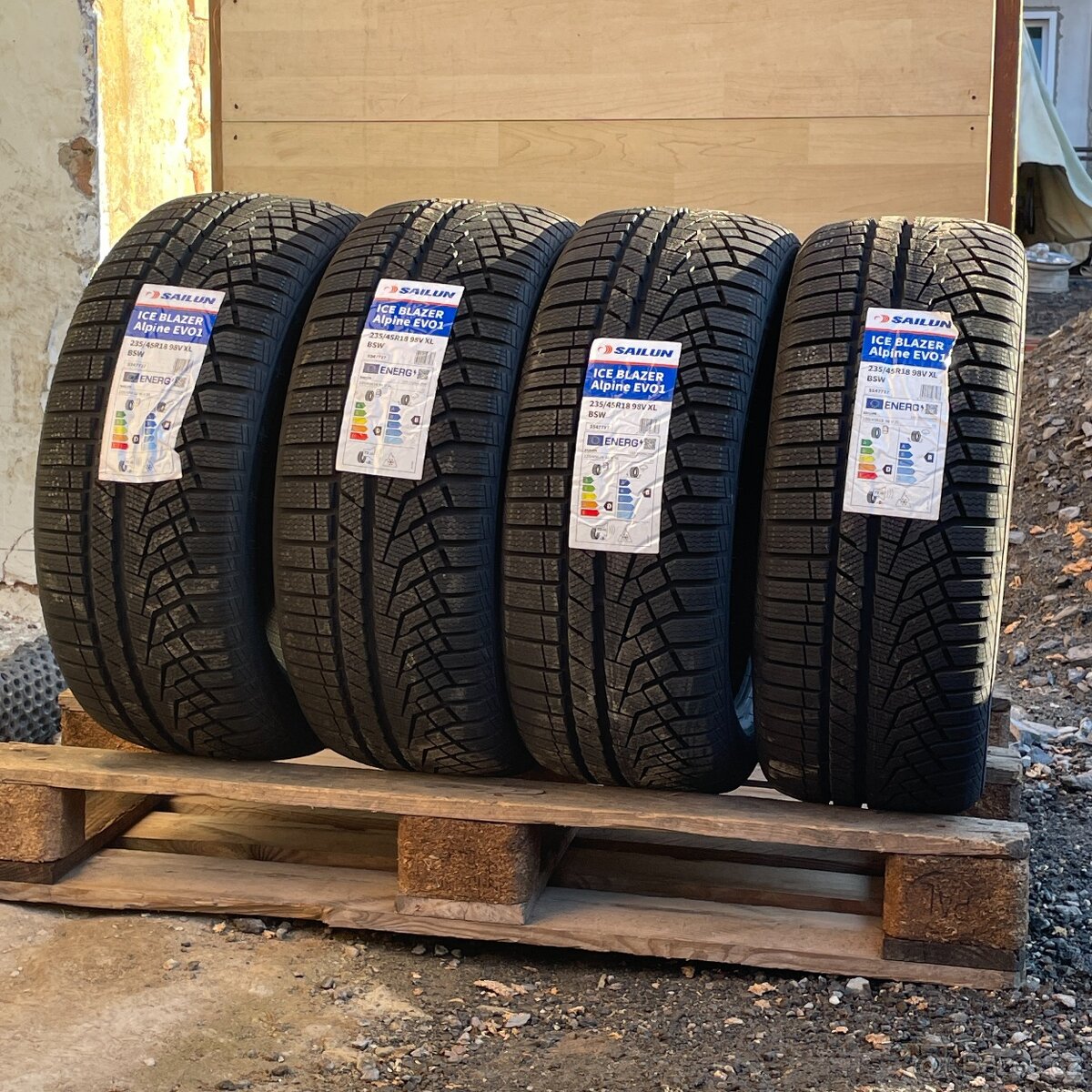 Nove Zimni pneu 235/45 R18 98V XL Sailun