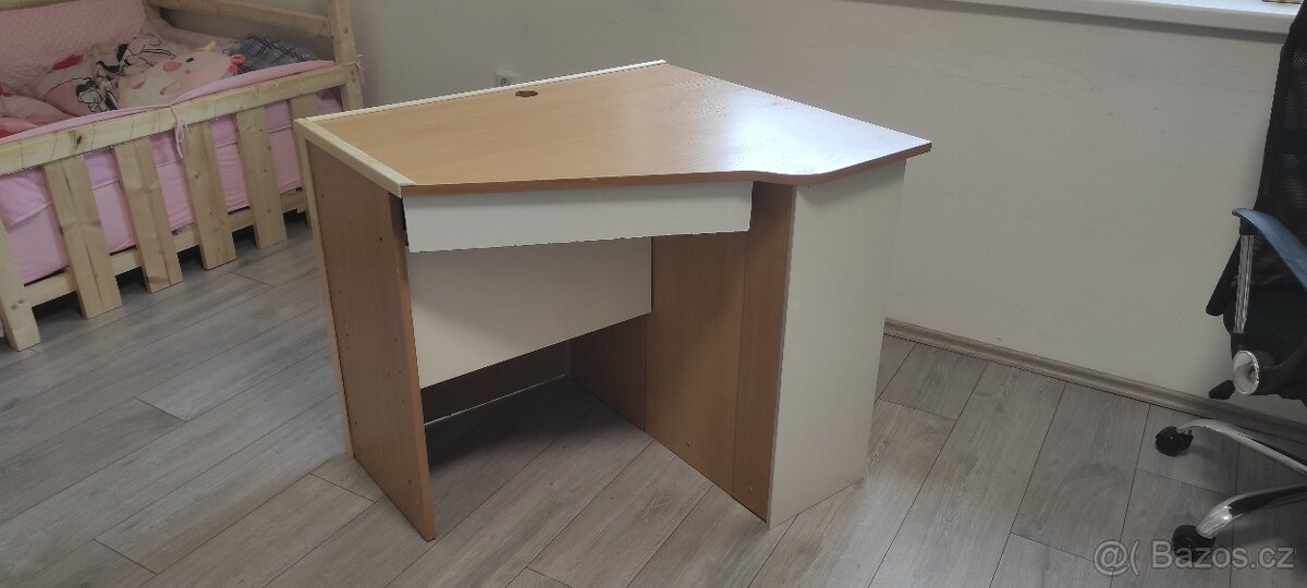 Rohový speciálně uzamykatelný stolek na PC
