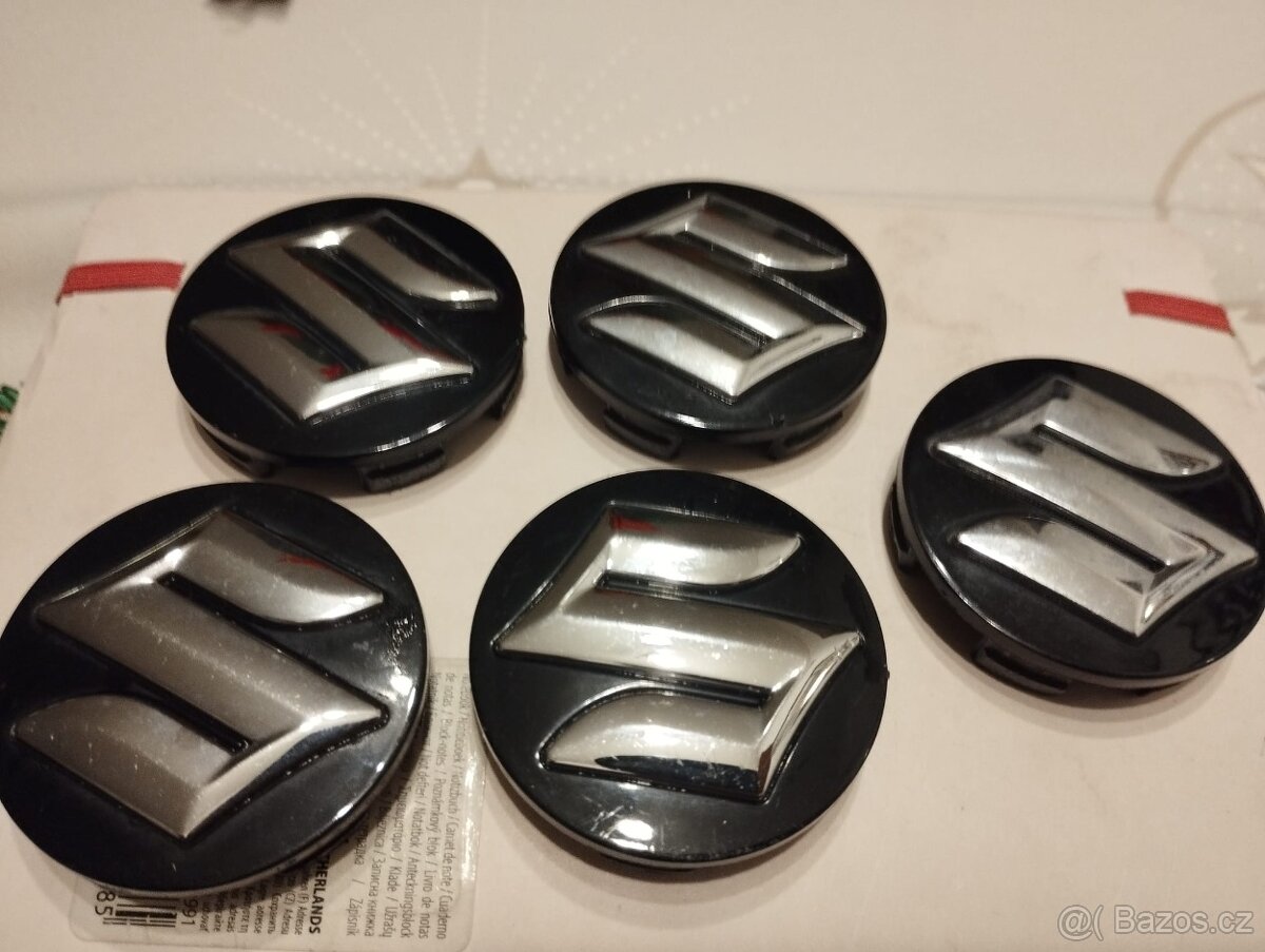 Krytka středu kola se znakem Suzuki Černá