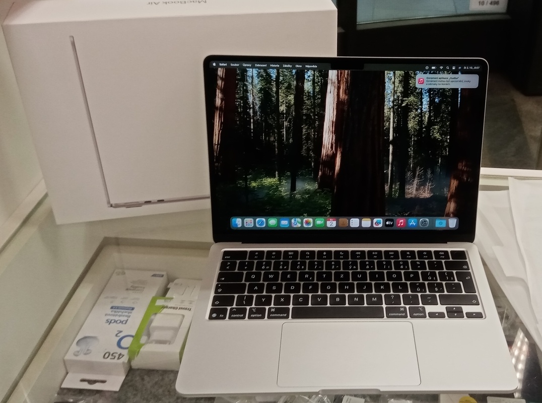 MacBook Air 13" 2025 M4 10core 16/256GB zár 9/2026