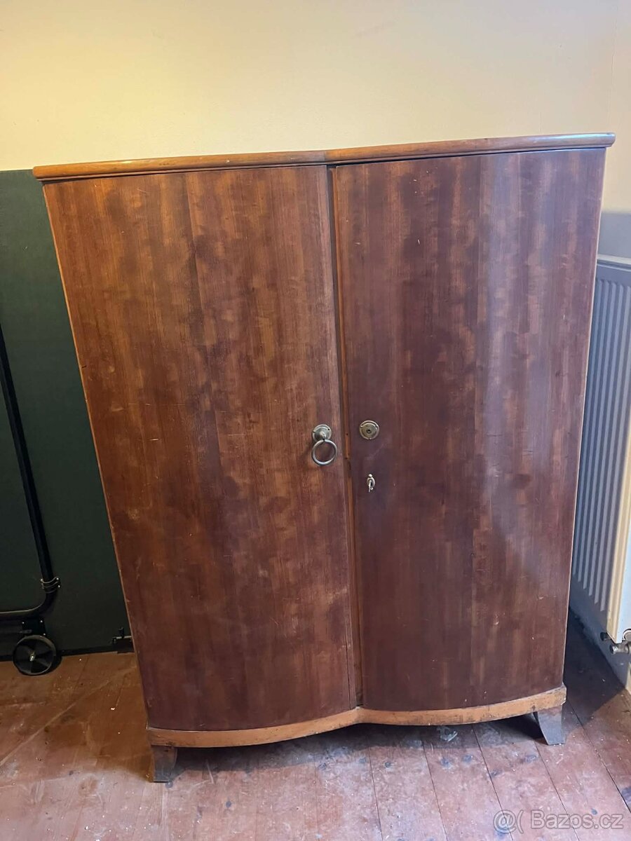 Starožitná skříň s šuplíčky