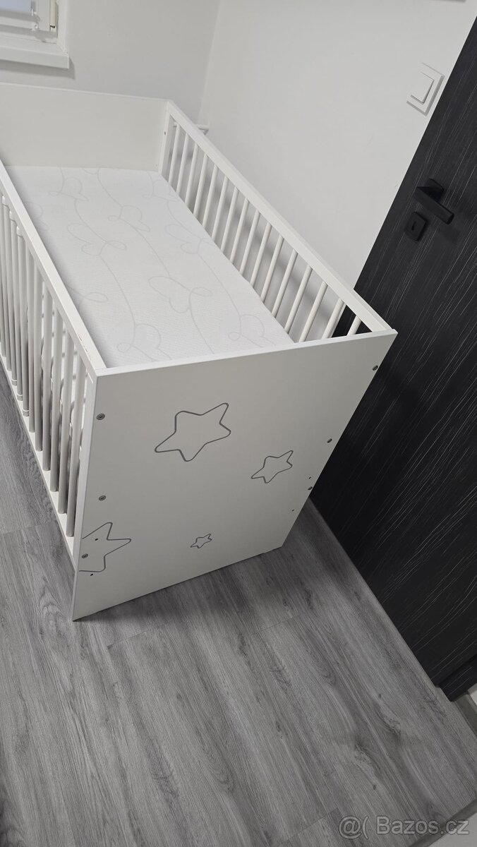 Bílá dětská postýlka + matrace + kolotoč Fisher Price