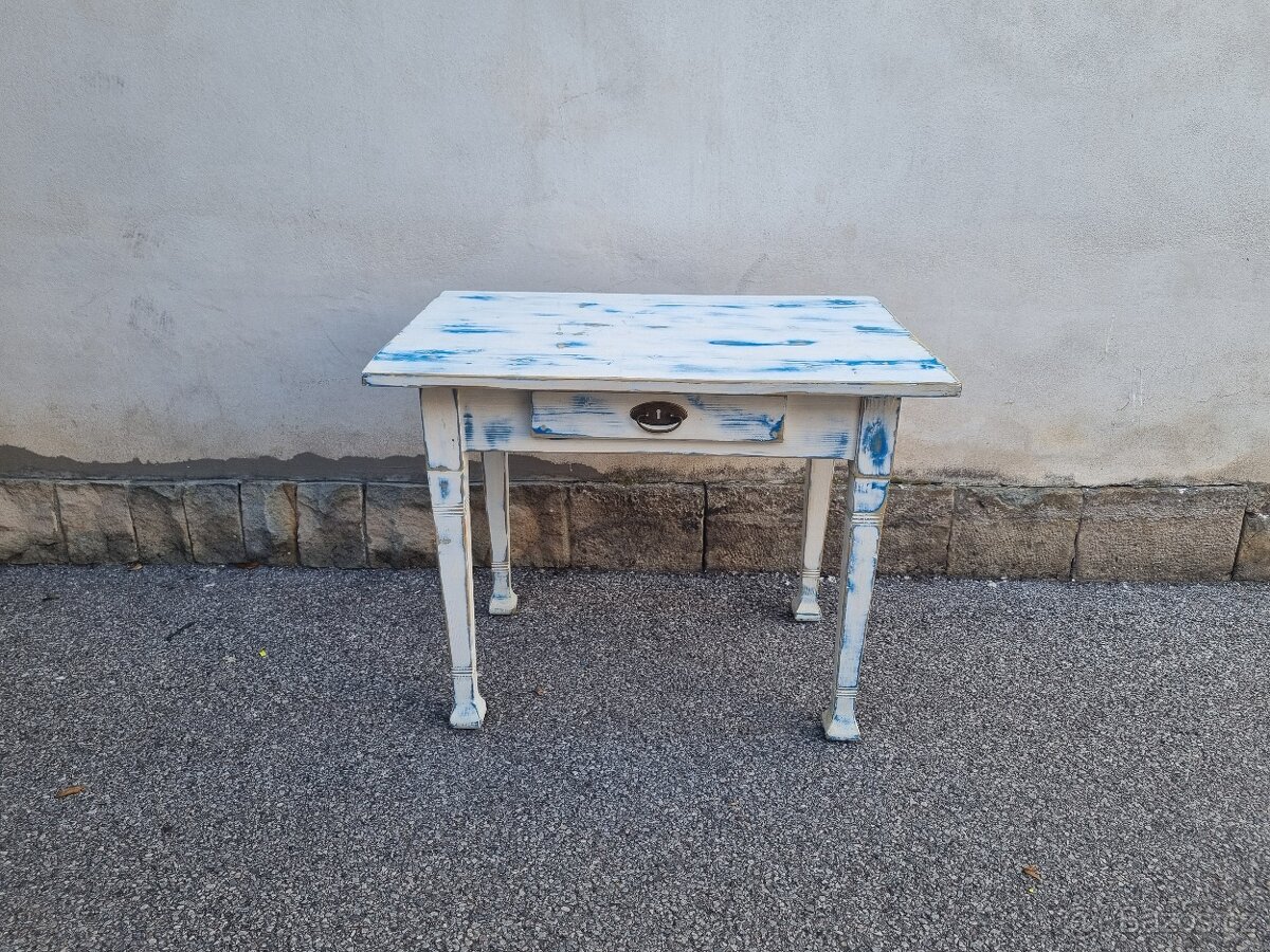 Stůl v patině po renovaci