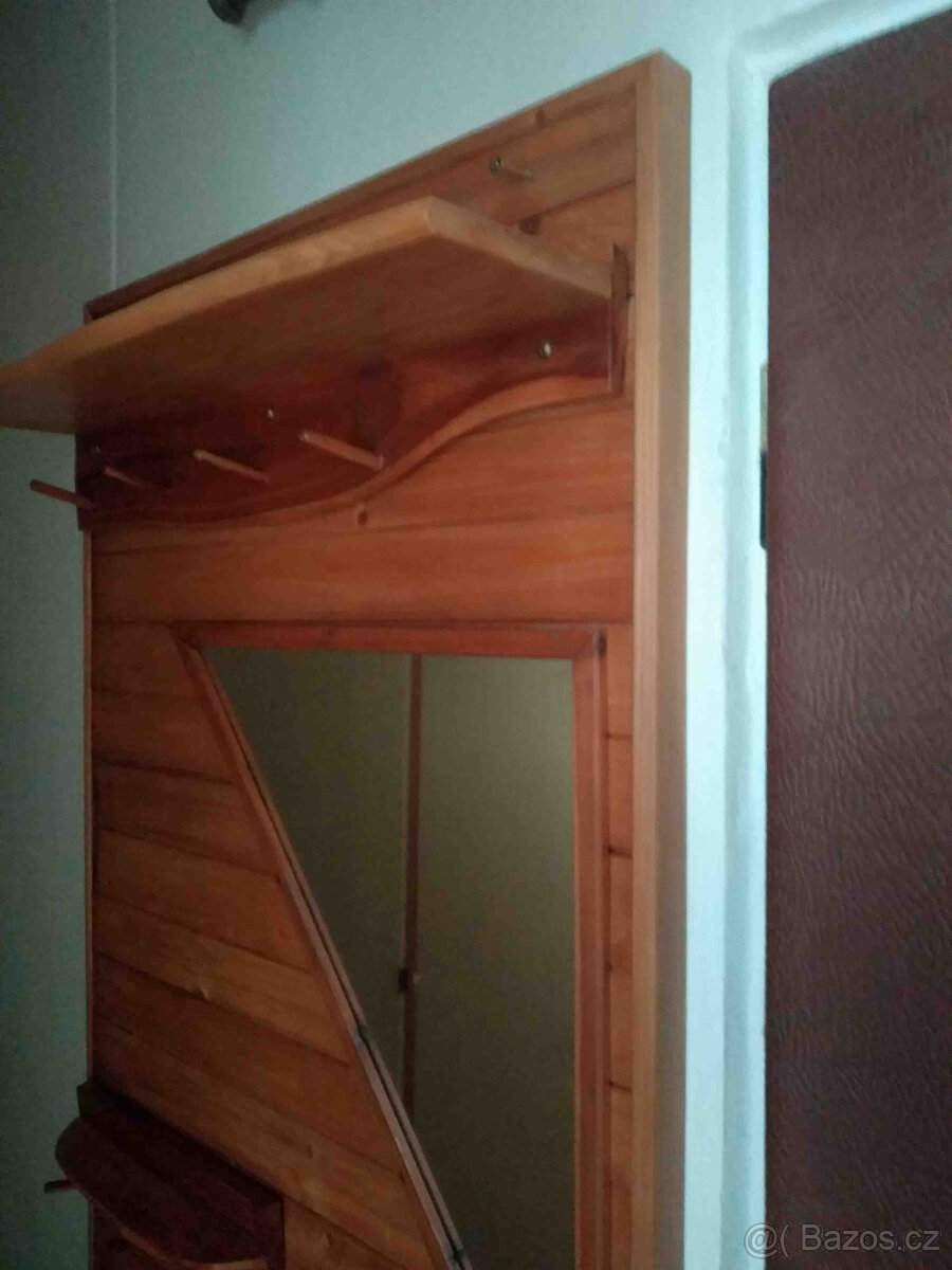 Předsíňová stěna,přírodní lakované dřevo se zrcadlem 174x70