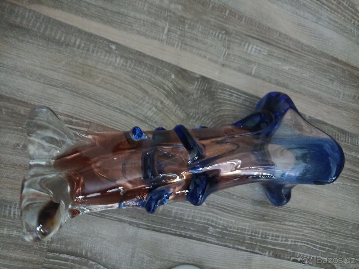 Váza z hutního skla