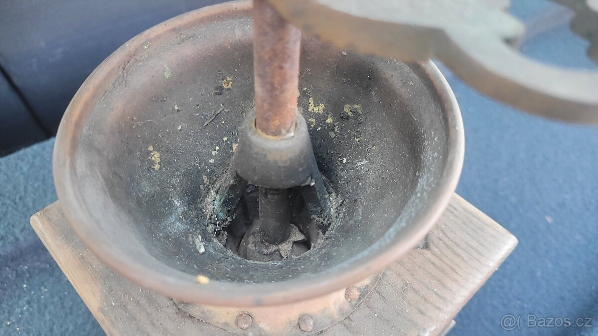 Mlýnek na kávu starožitny