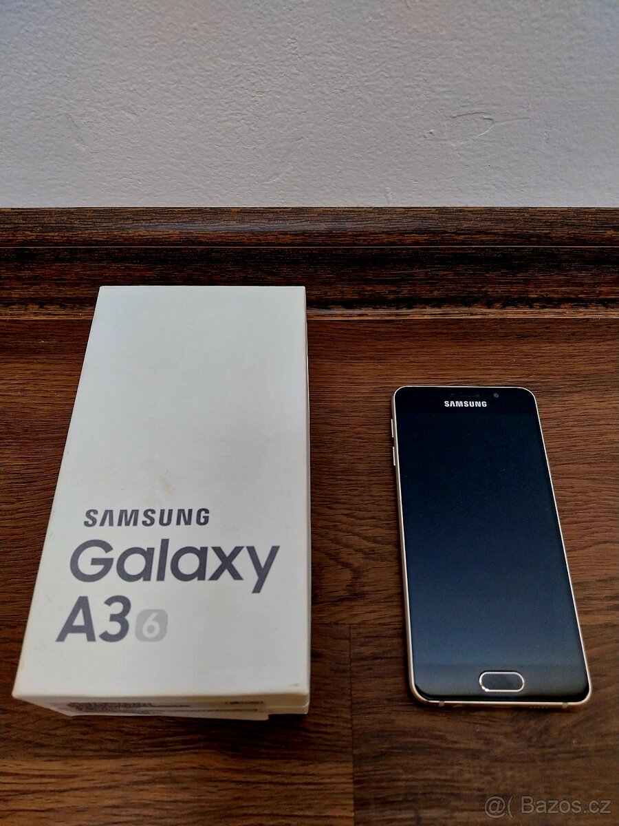 Mobilní telefon Samsung (velikost do kapsy) :)