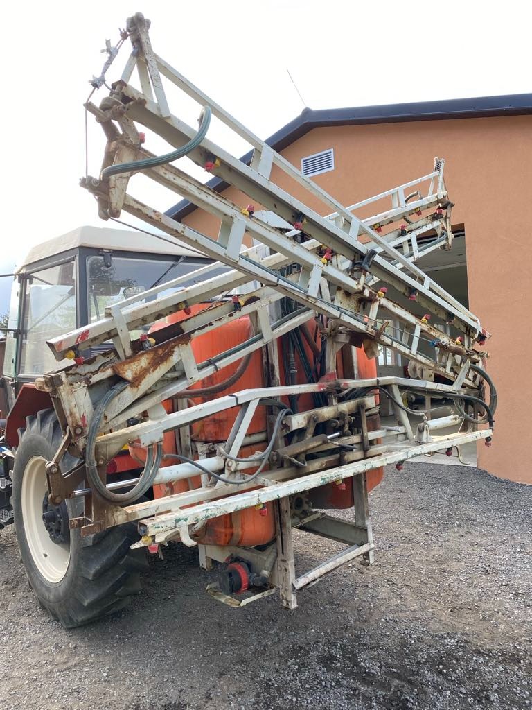 Prodám nesený postřikovač za traktor 15 metrový