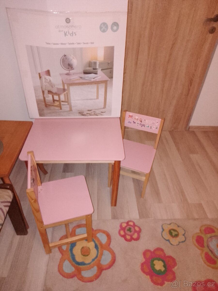 Dřevěný stolek a židličky