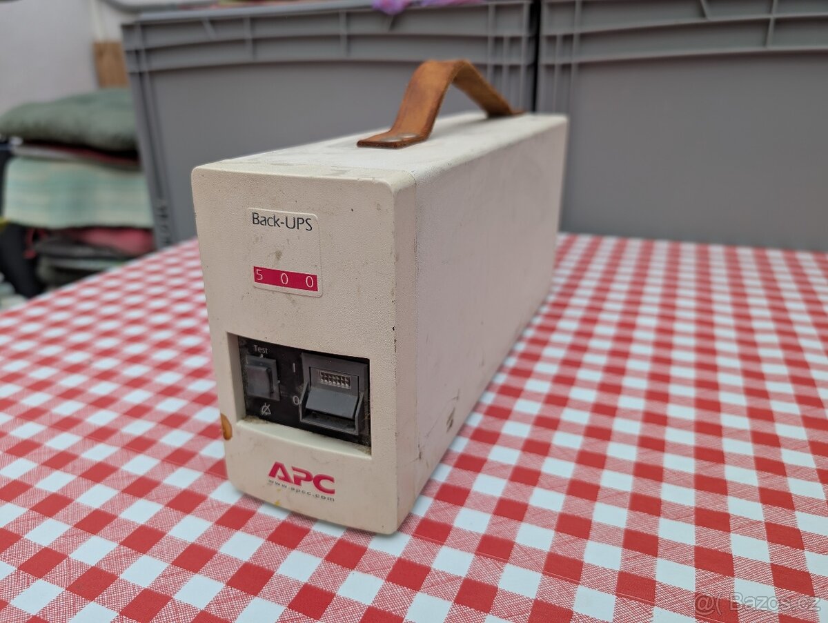 Záložní zdroj APC Back-UPS 500