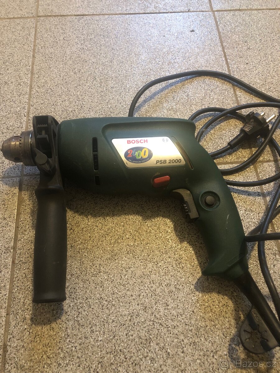 Ruční elektrická vrtačka Bosch PSB 2000.