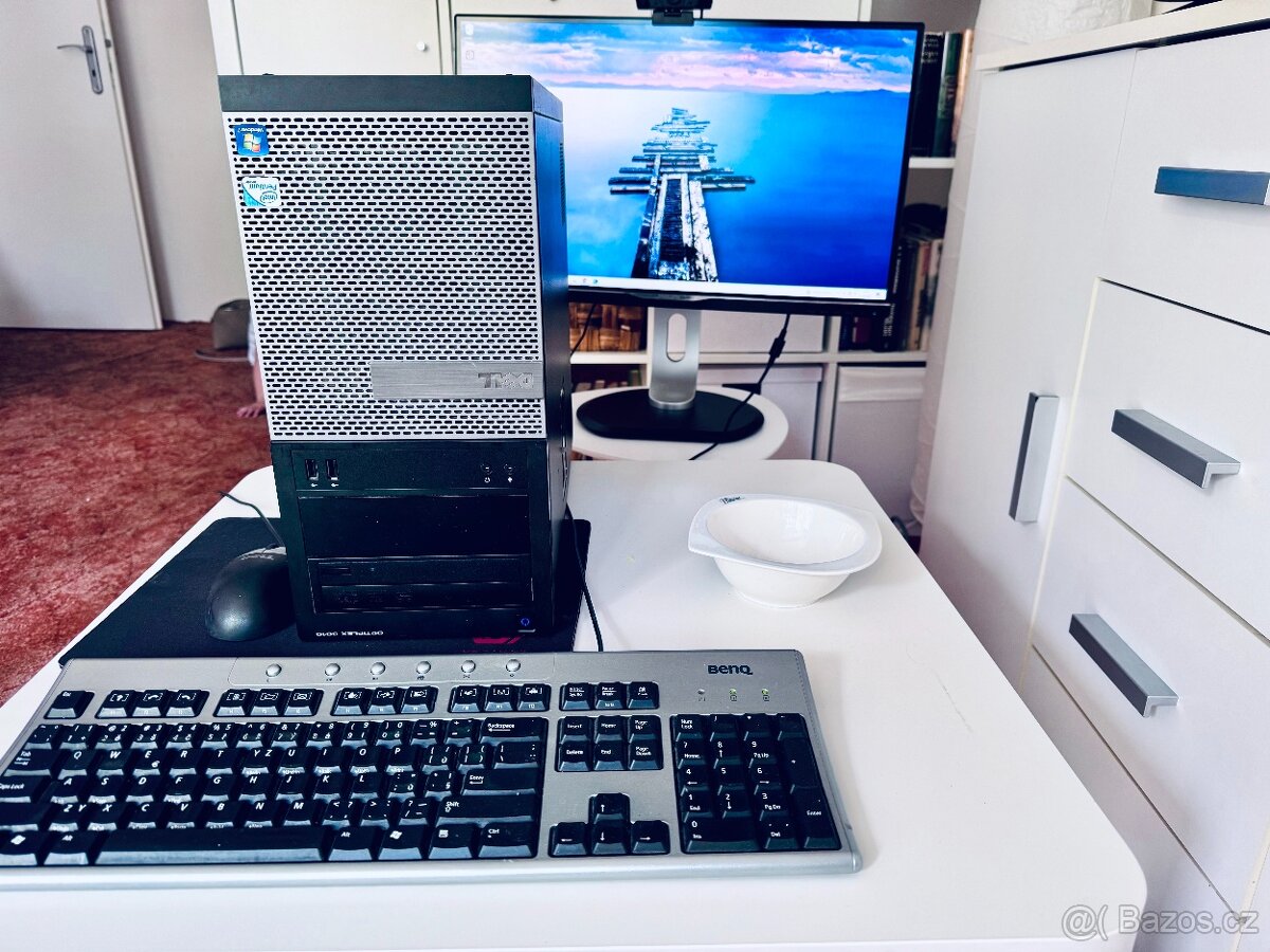 Dell PC, monitor, klávesnice, myš a WiFi router Asus, SSD