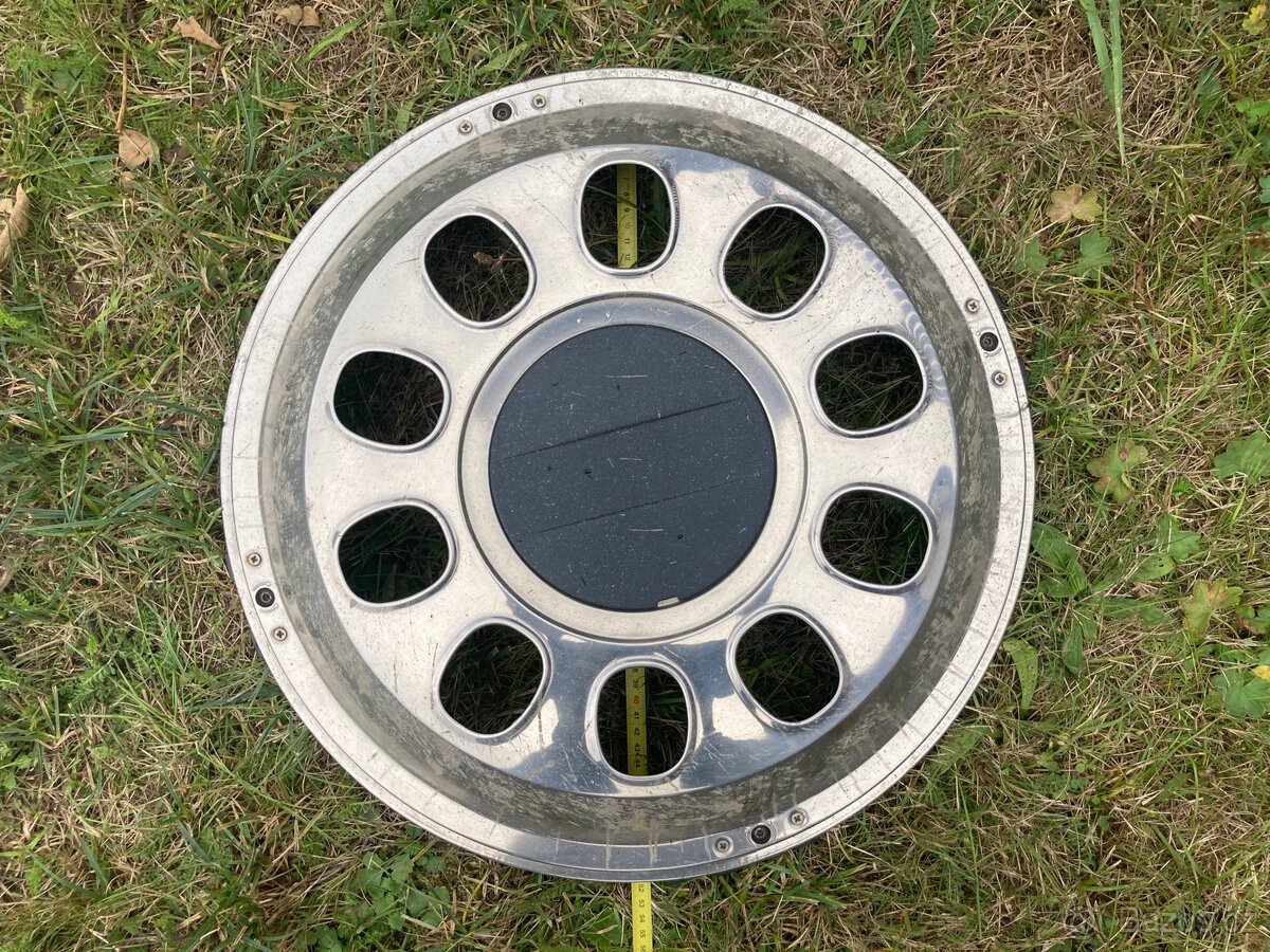 Poklice autobus kamion, zámky OK. Průměr 51cm R22,5”, 150 Kč