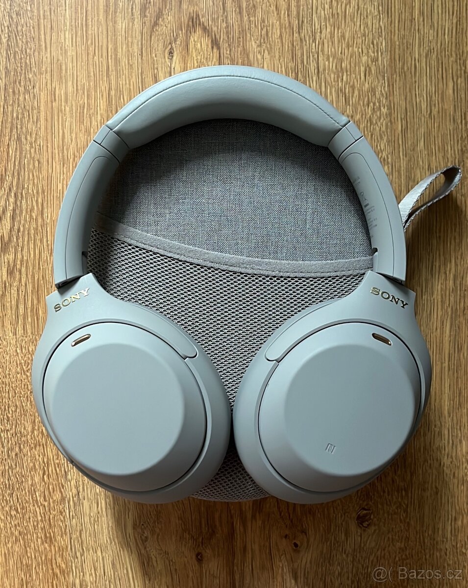 Sony WH-1000XM4, šedé barvy.