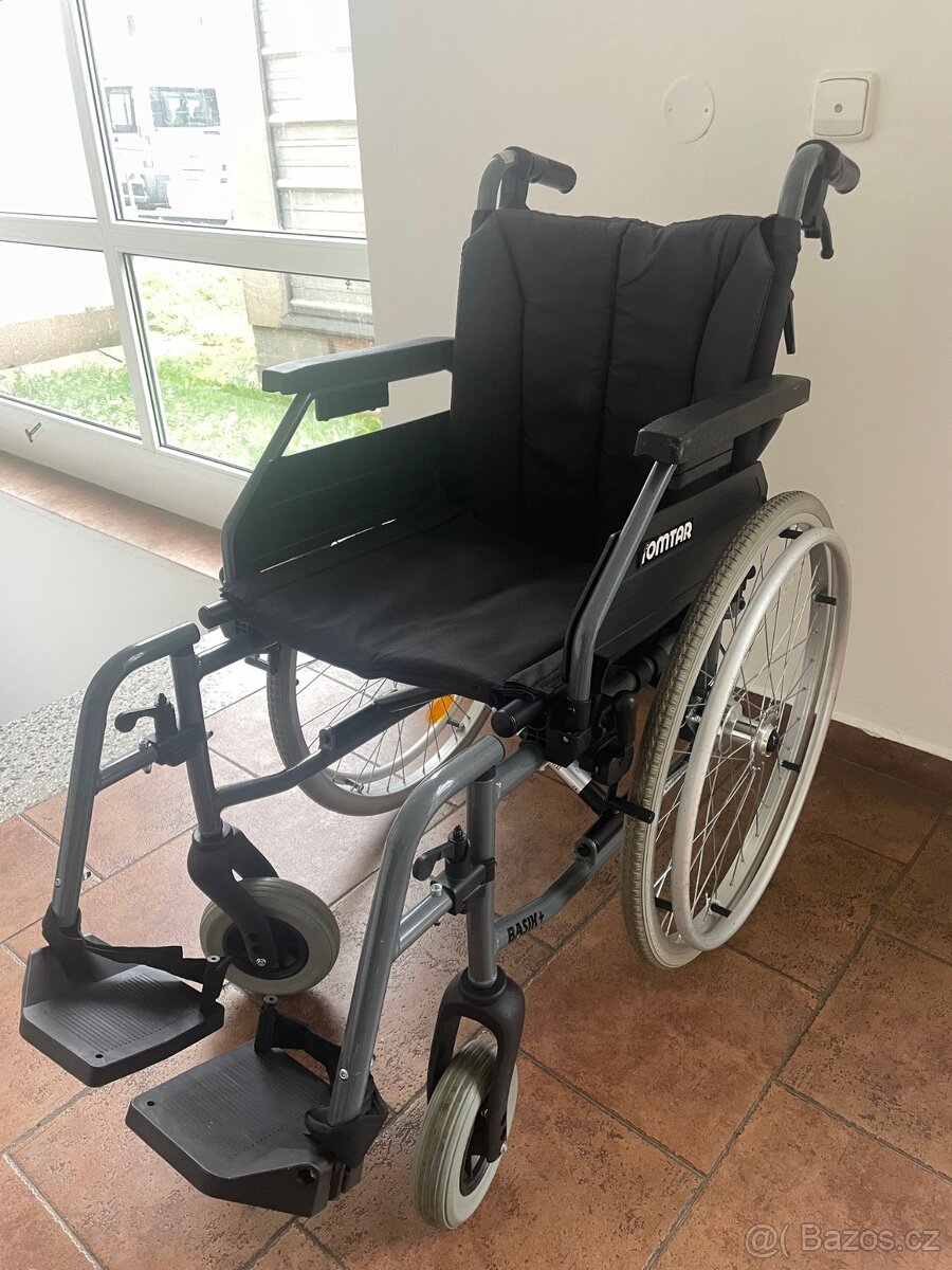 Skládací invalidní vozík Tomtar s brzdama pro doprovod