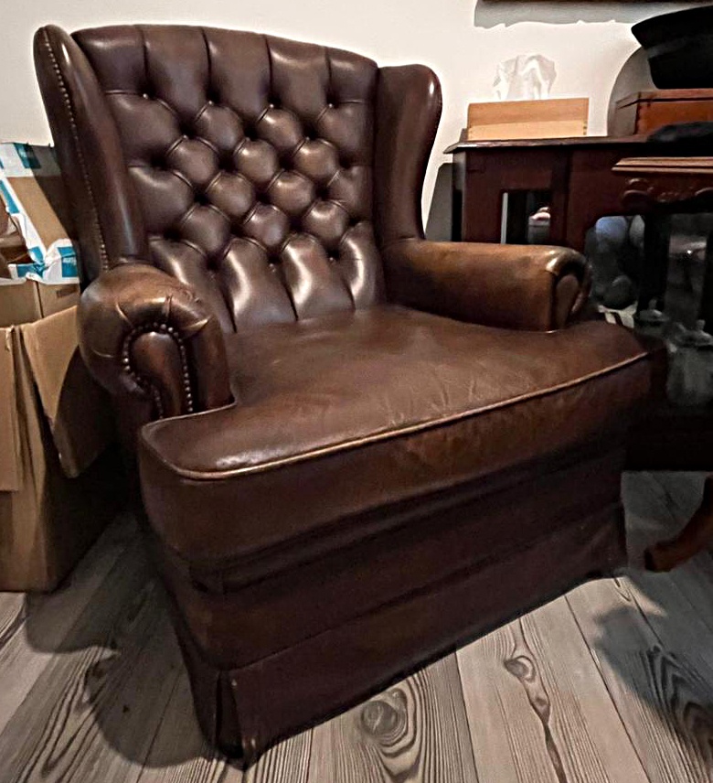 Luxusní velké kožené křeslo Chesterfield starožitné