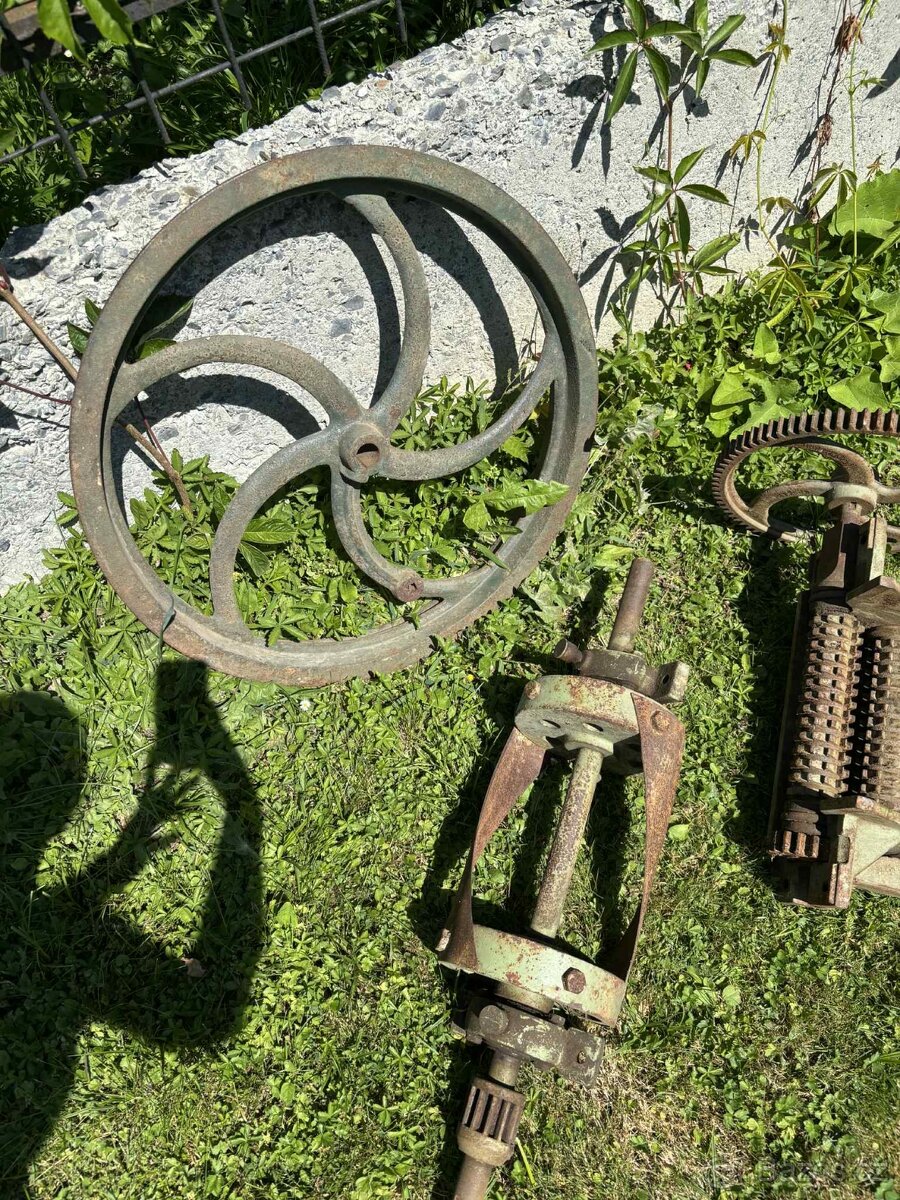 Litinové díly na velkou řezačku kopřiv