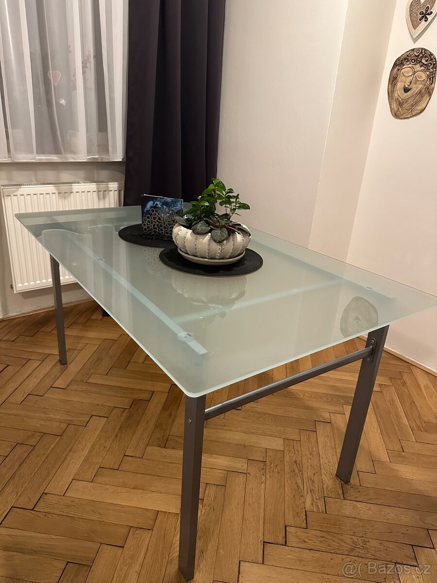 Skleněný jídelní stůl