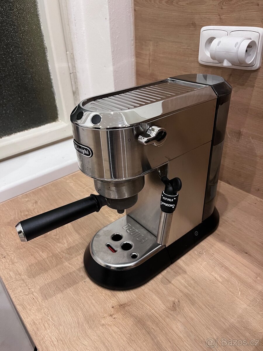 Pákový kávovar DeLonghi Dedica EC685
