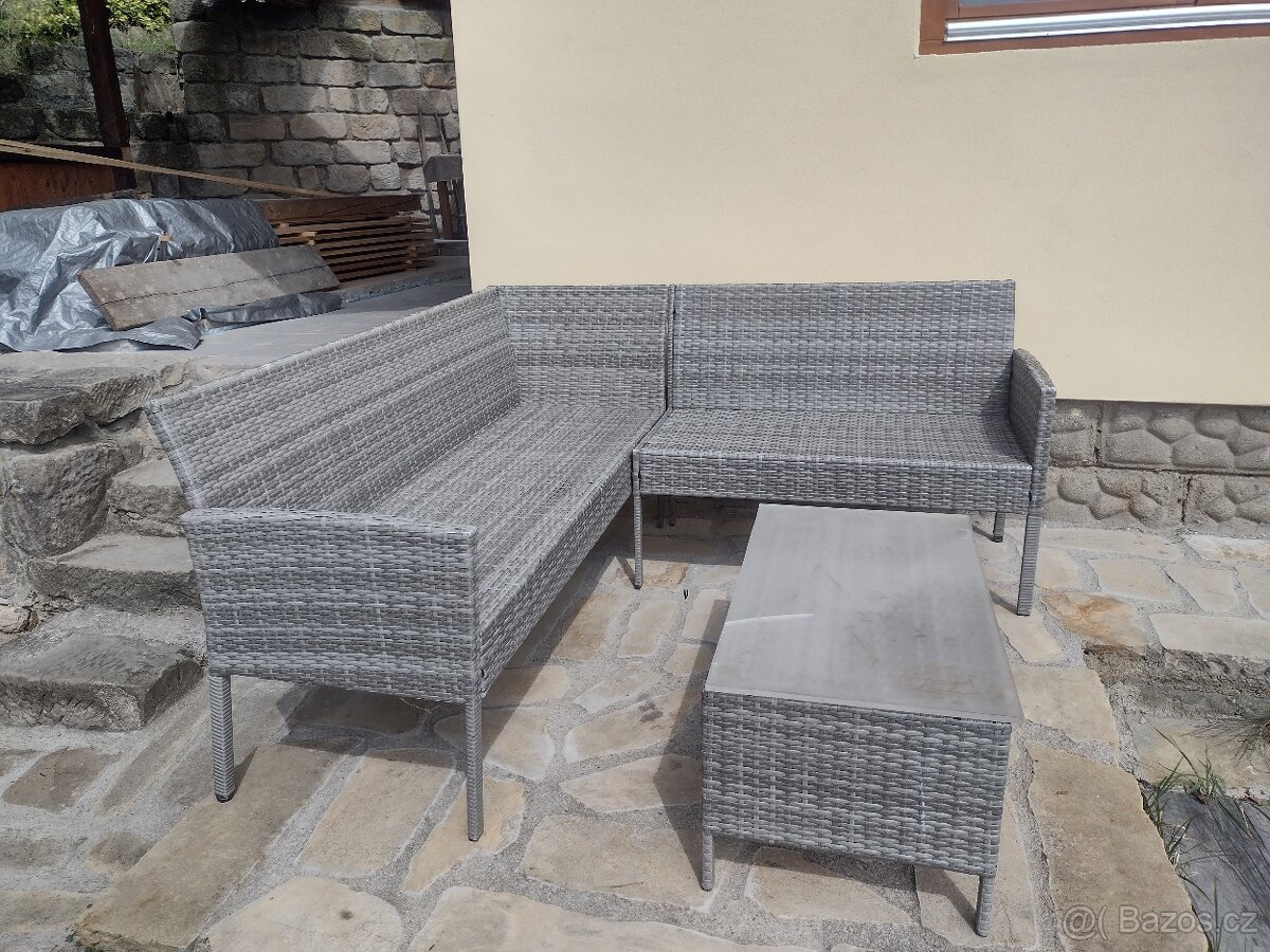 rohová ratanová sedačka