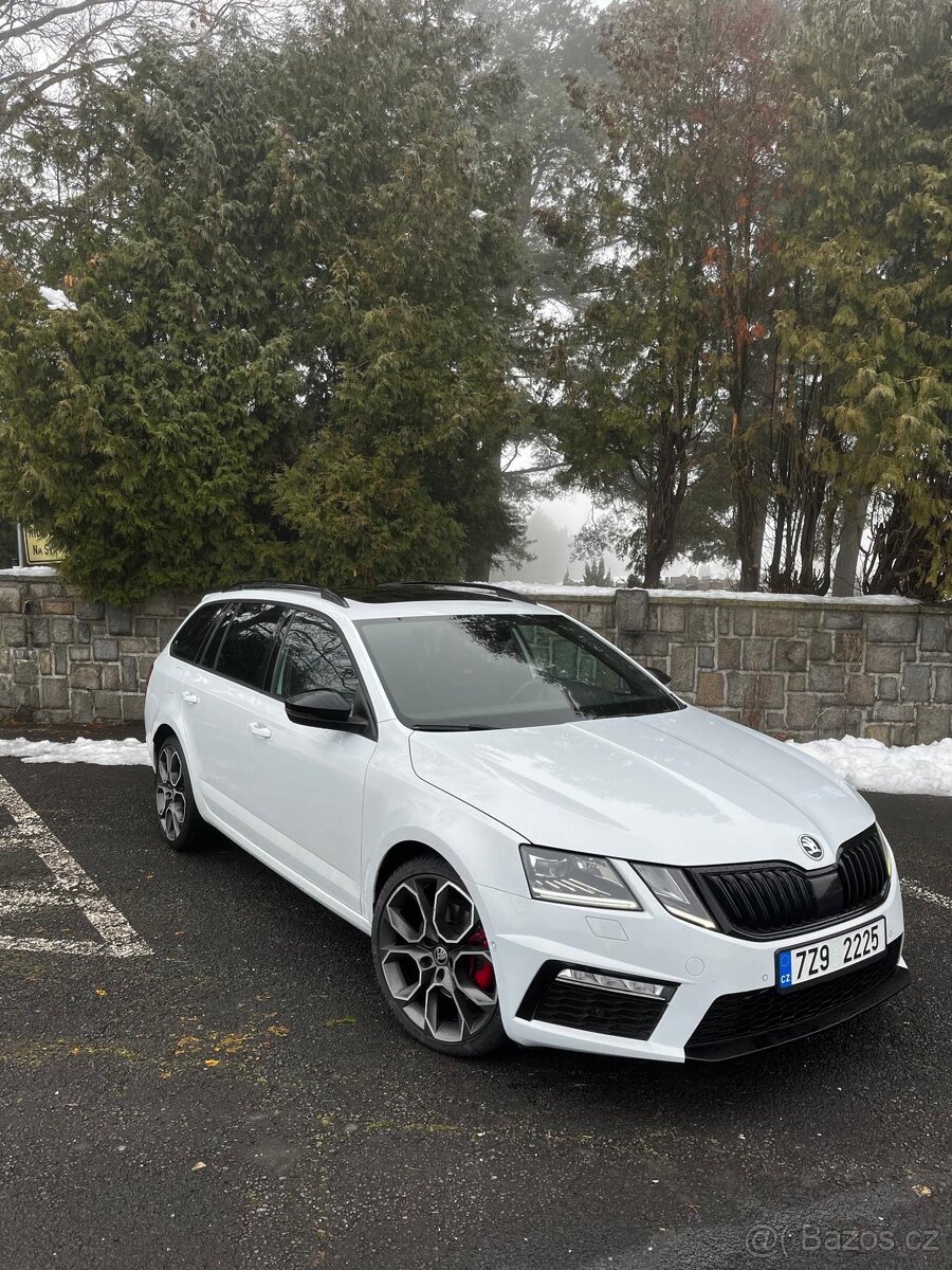 Škoda Octavia RS DSG 4x4 KOMBI CANTON TAŽNÉ PANORAMA