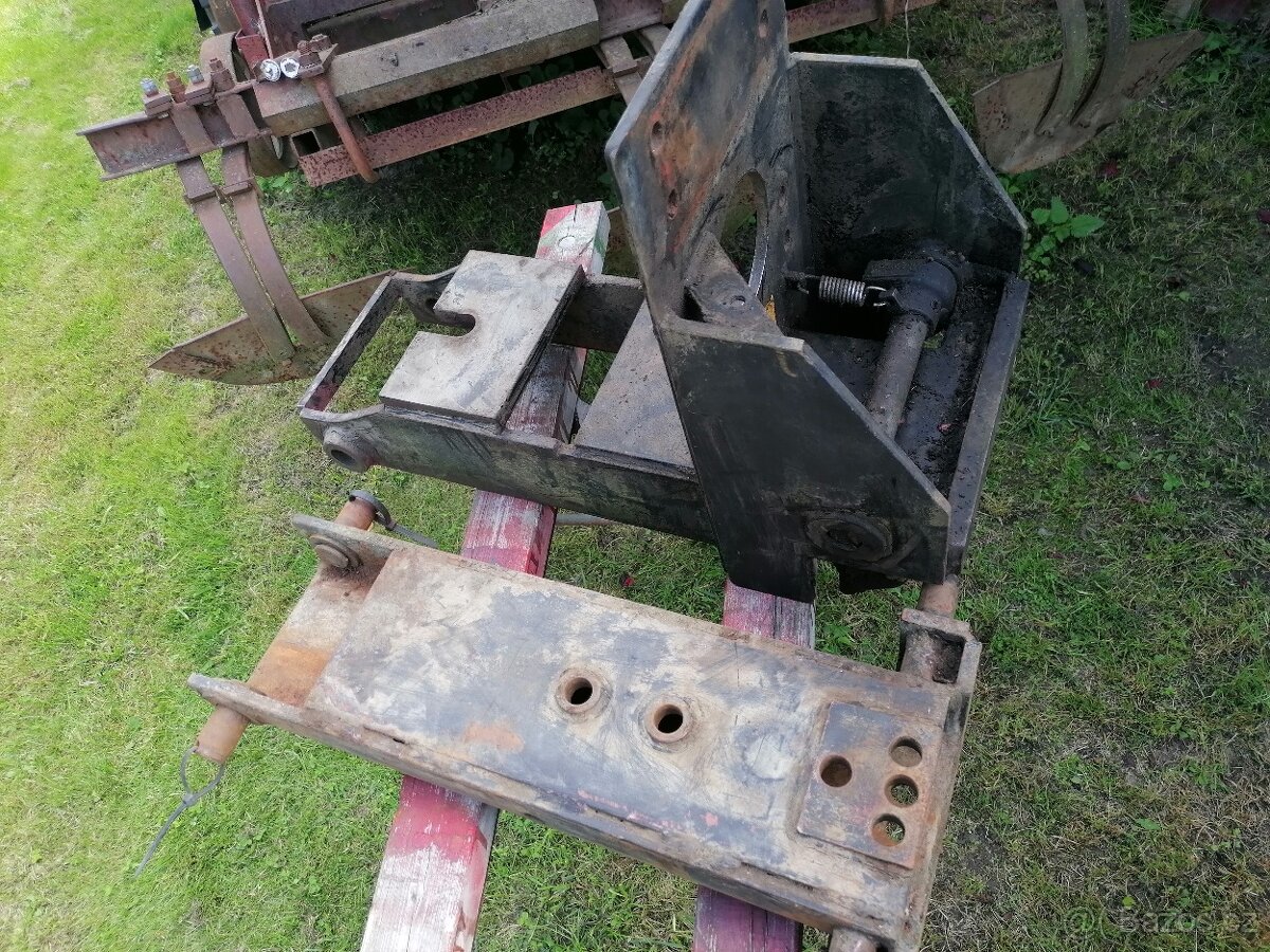 Spodní závěs zetor