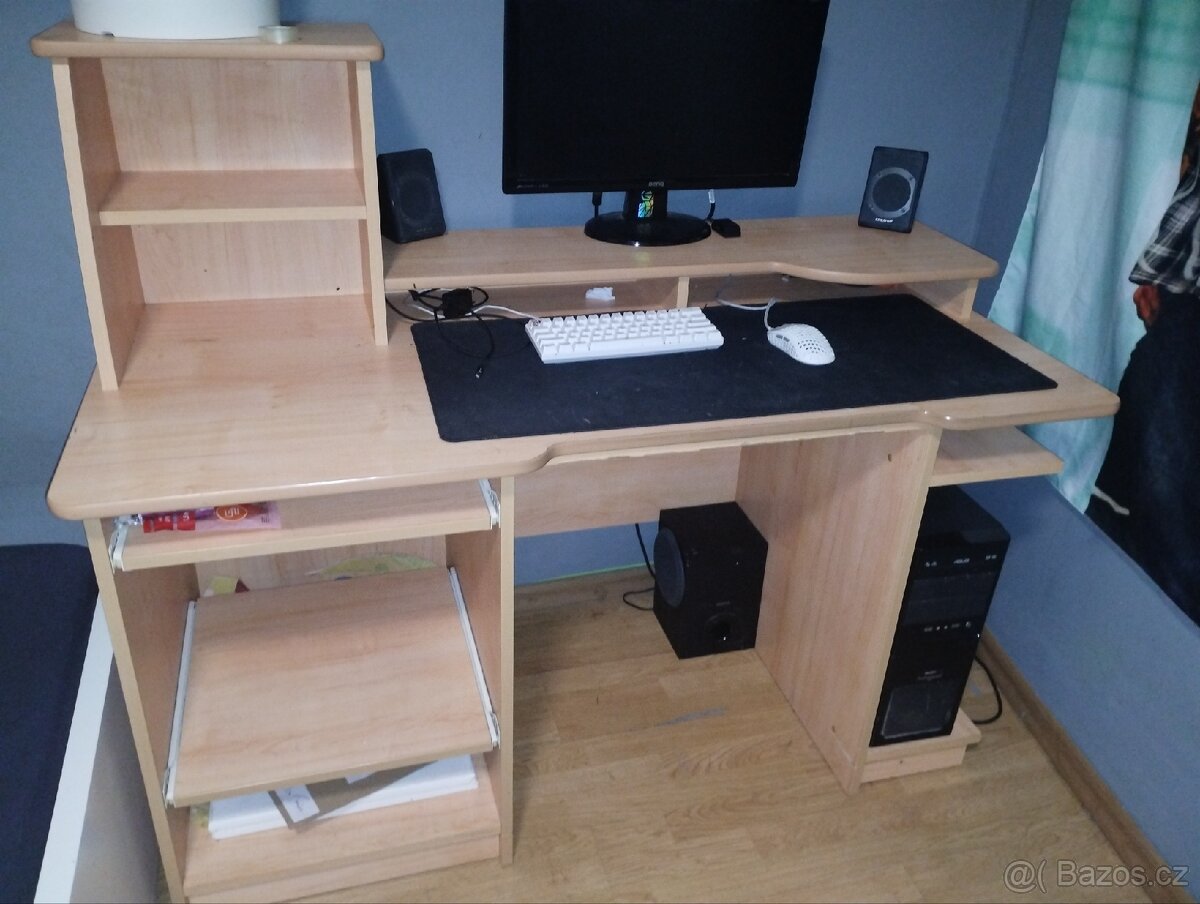 Počítačový stůl