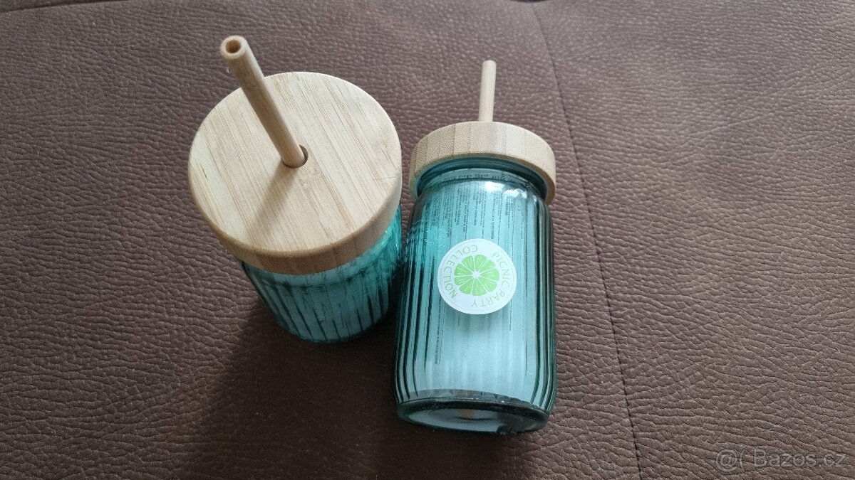 Sklenice na pití s brčkem