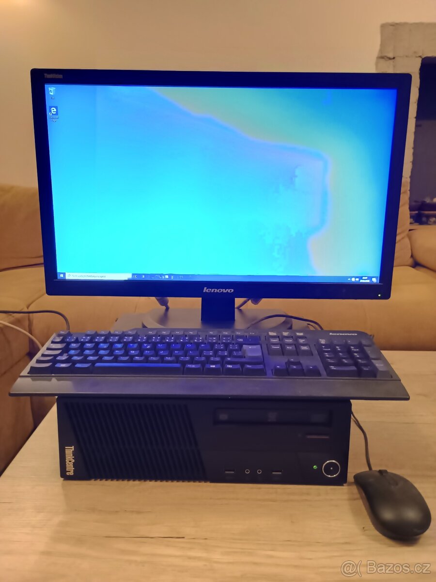 Stolní PC s monitorem, klávesnicí a myší