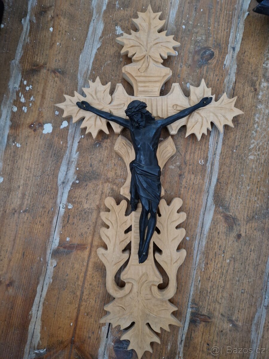 Dřevěný kříž s kovovým korpusem