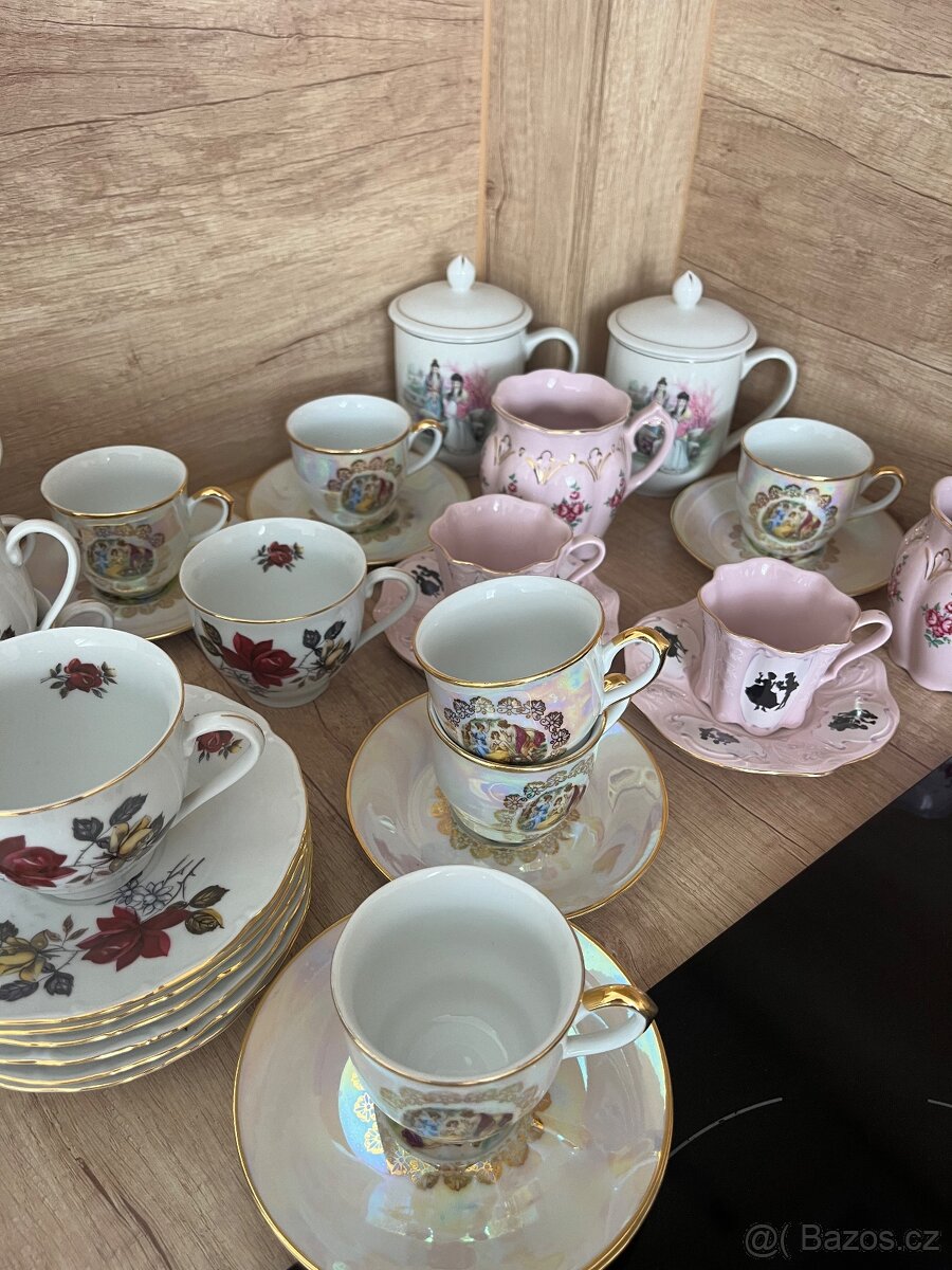 Starožitný porcelánový set hrnků
