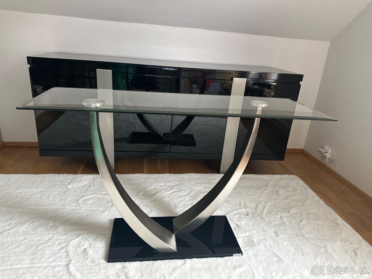 Designový konzolový stolek – jako nový
