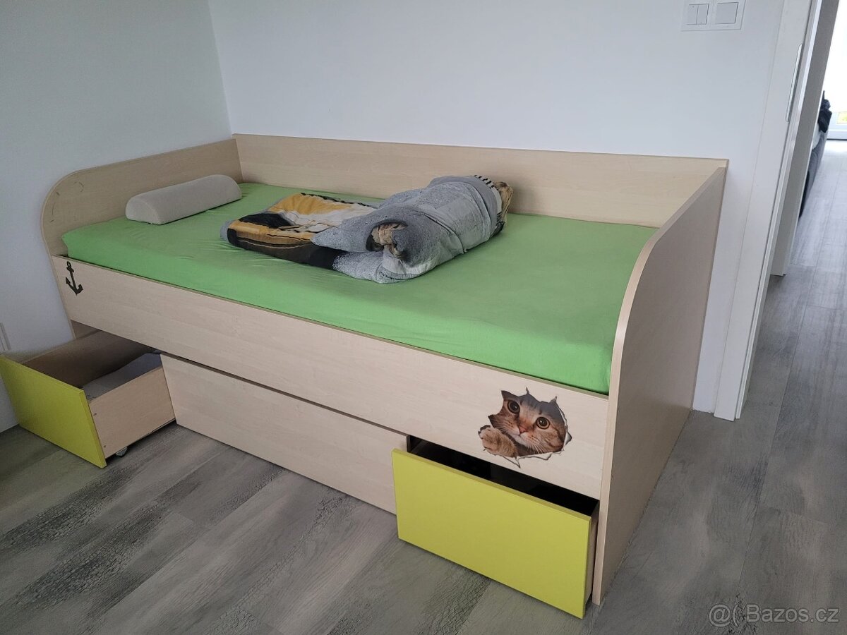 Postel se šuplíky
