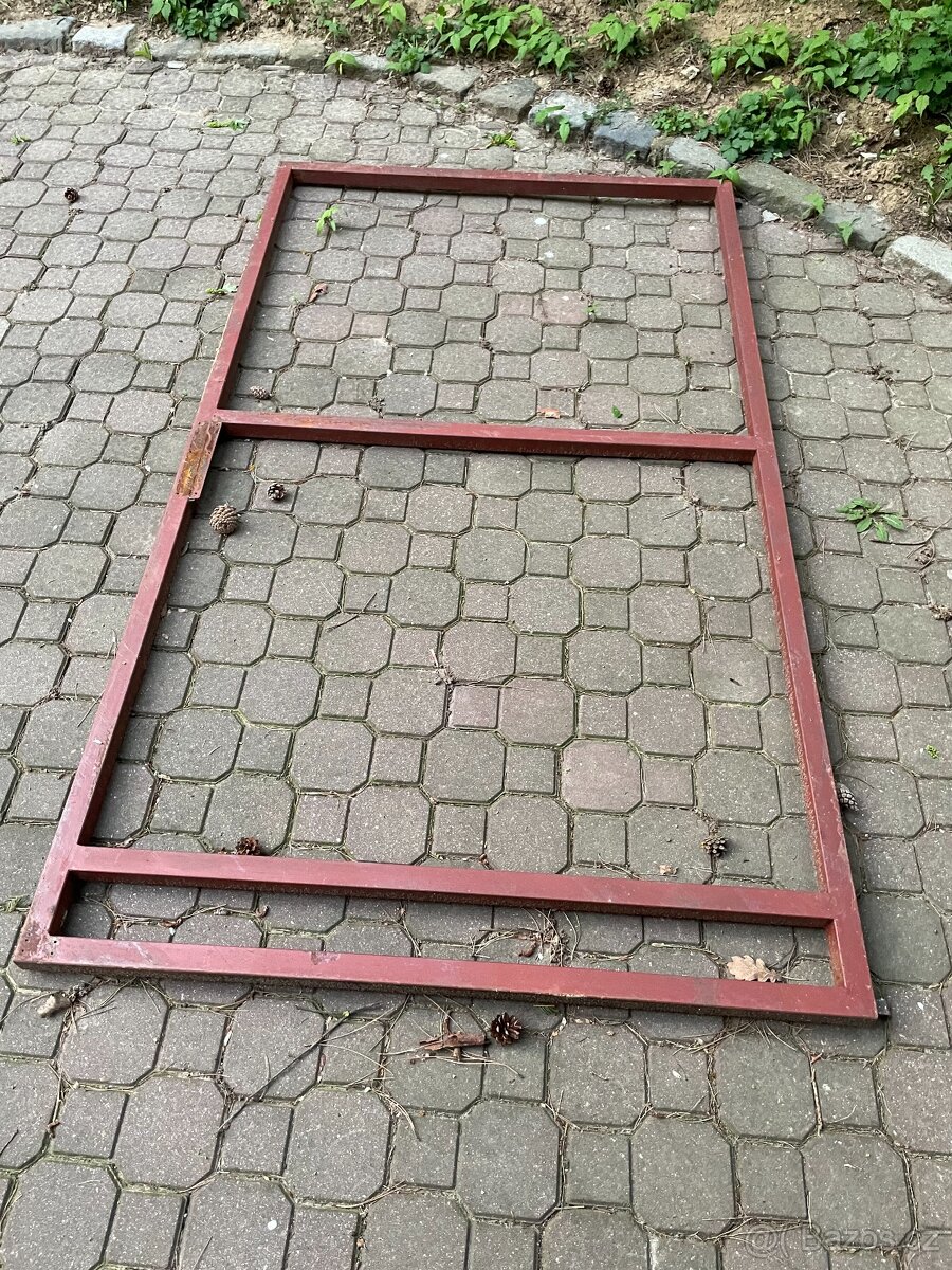 Jeklový základ na dvoukřídlá vrata