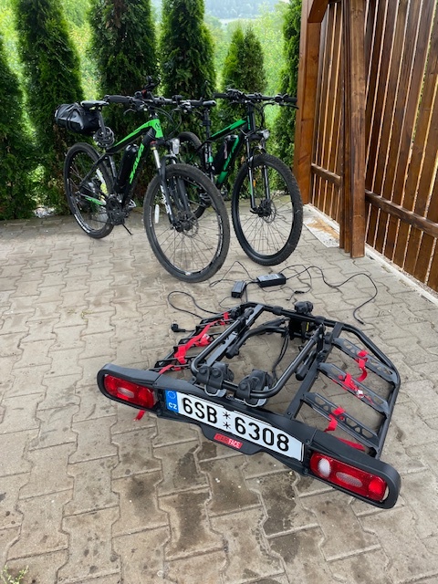 2 x elektrokola + nosič na tažné zařízení (pro 3 kola